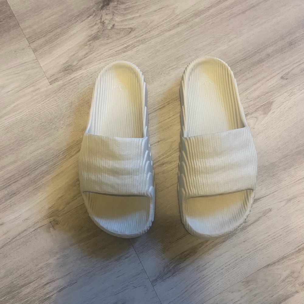 💥Flash Sale💥Adidas White Slip-On